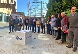 Álvaro Queipo y Luis Venga, con lso representantes de las asociaciones sindicales agrarias, en la sede regional del PP