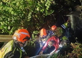 Bomberos del SEPA excarcelan al conductor de un coche accidentado en Amieva.