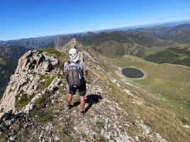 Desde Saliencia, a través de la guapa Foz del Arroxu, esta excursión se engola sobre la cresta de la sierra de los Bígaros y la recorre casi entera, mirando a Somiedo (y más allá) desde las alturas