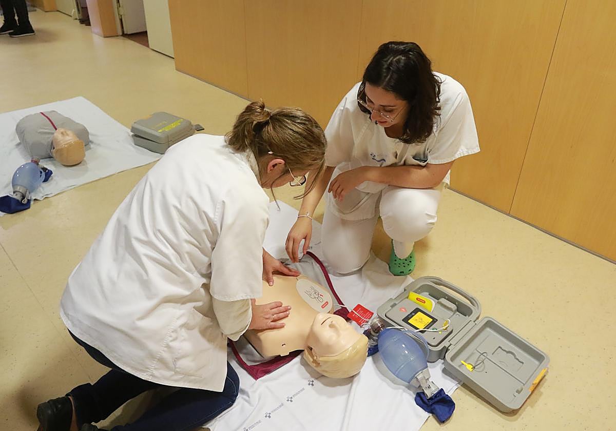 Una sanitaria enseña a otra las nociones básicas de la técnica de reanimación cardiopulmonar (RCP).