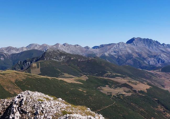 Vistas hacia las Ubiñas desde la última cumbre de los Bígaros