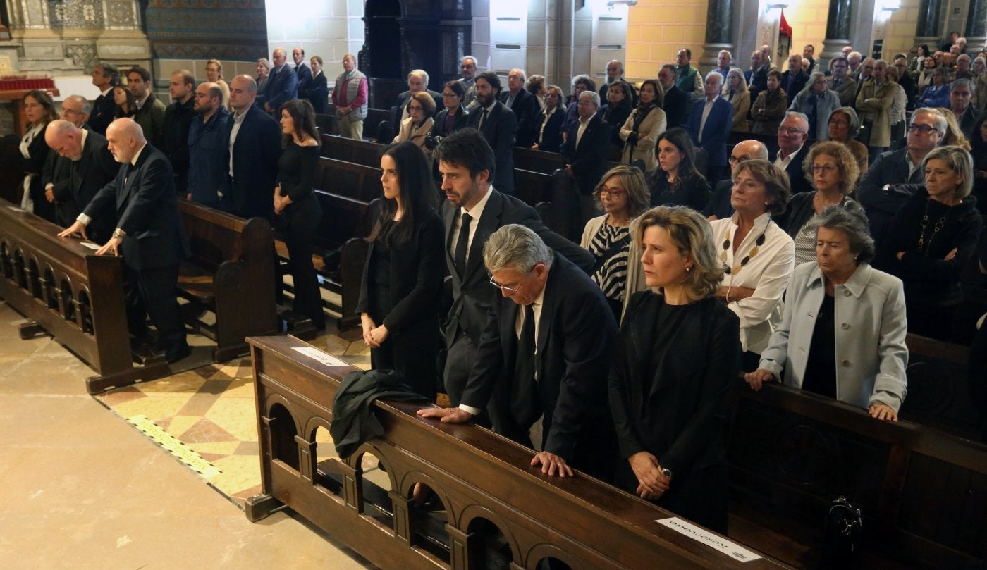 Familia y amigos de Cristina García-Pumarino, ayer, durante la misa funeral celebrada en la basílica de San Juan El Real.