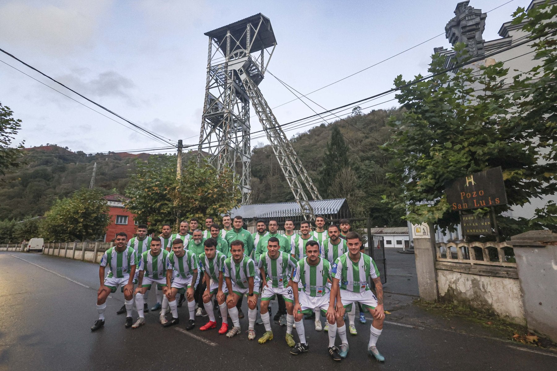 La plantilla de fútbol que jugará mañana, a la puerta de las instalaciones del Pozo San Luis.