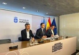 Alejandro Calvo junto a Guillermo Peláez y Marcelino Marcos, tras la reunión del Consejo de Gobierno del Principado.