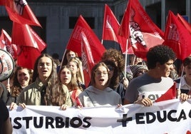 En la imagen, alumnos asturianos en la protesta de Oviedo. En el vídeo, los estudiantes gijoneses que salieron a las calles para reclamar que se publiquen los modelos de la PAU.