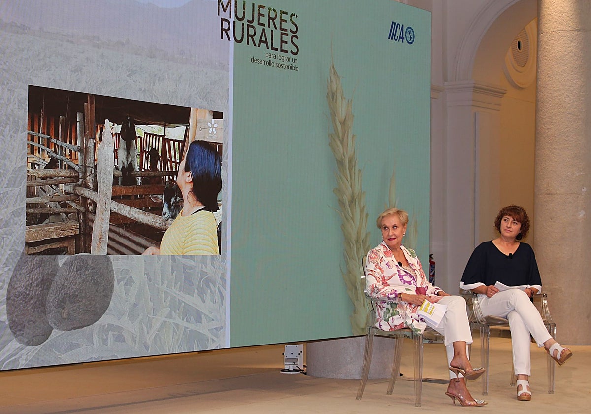 La tinetense María Ángeles Díez, a la derecha y con blusa negra, durante el acto.