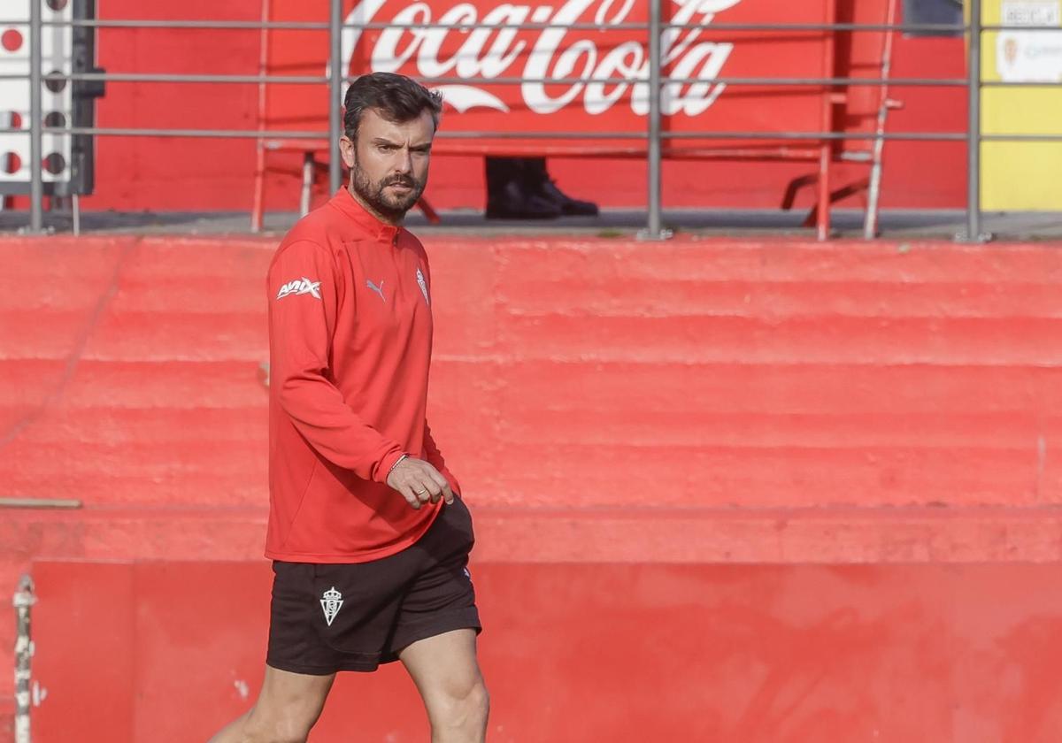 Rubén Albés durante el entrenamiento del Sporting este sábado.