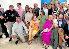 Virginia Álvarez-Buylla, que cumplió 80 años, junto a su marido Josechu Valdés y su gran familia.