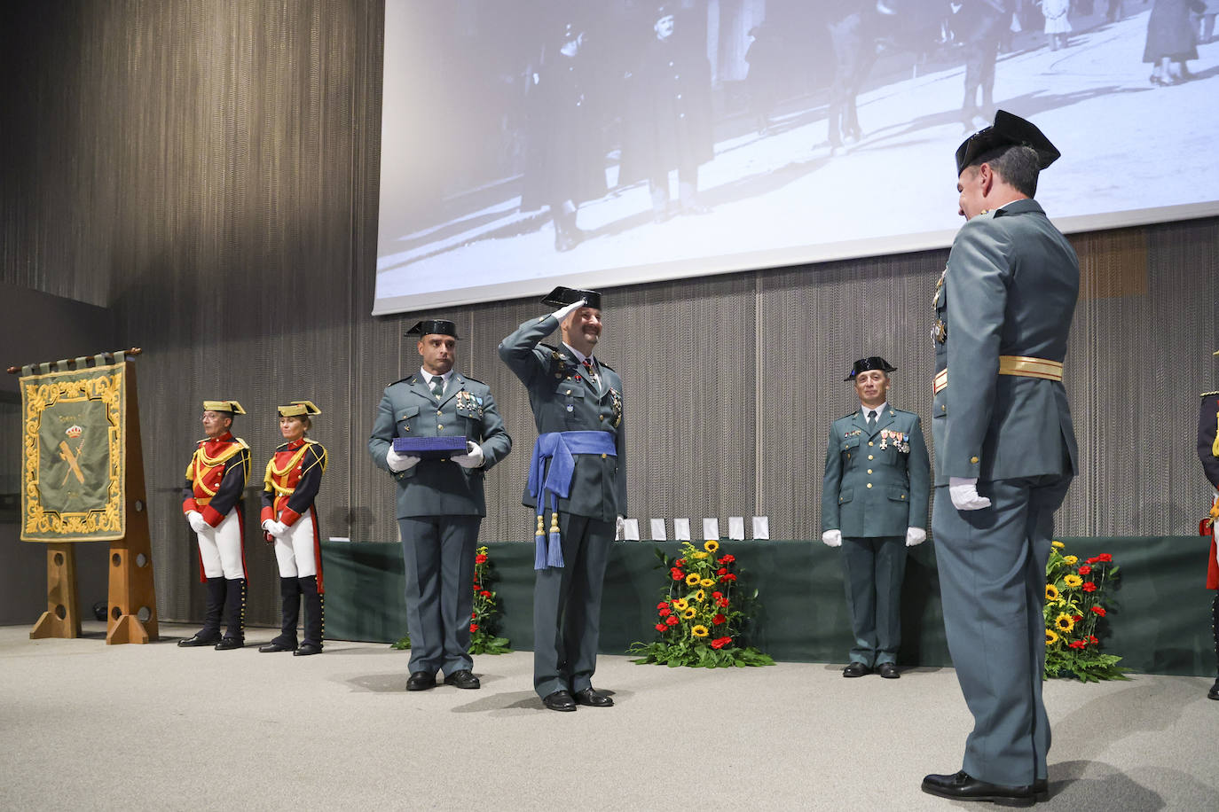 La Guardia Civil celebra el Día del Pilar en Gijón