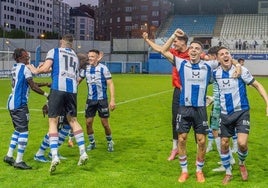 Parte del equipo celebrando la victoria ante el Ávila en el Suárez Puerta.