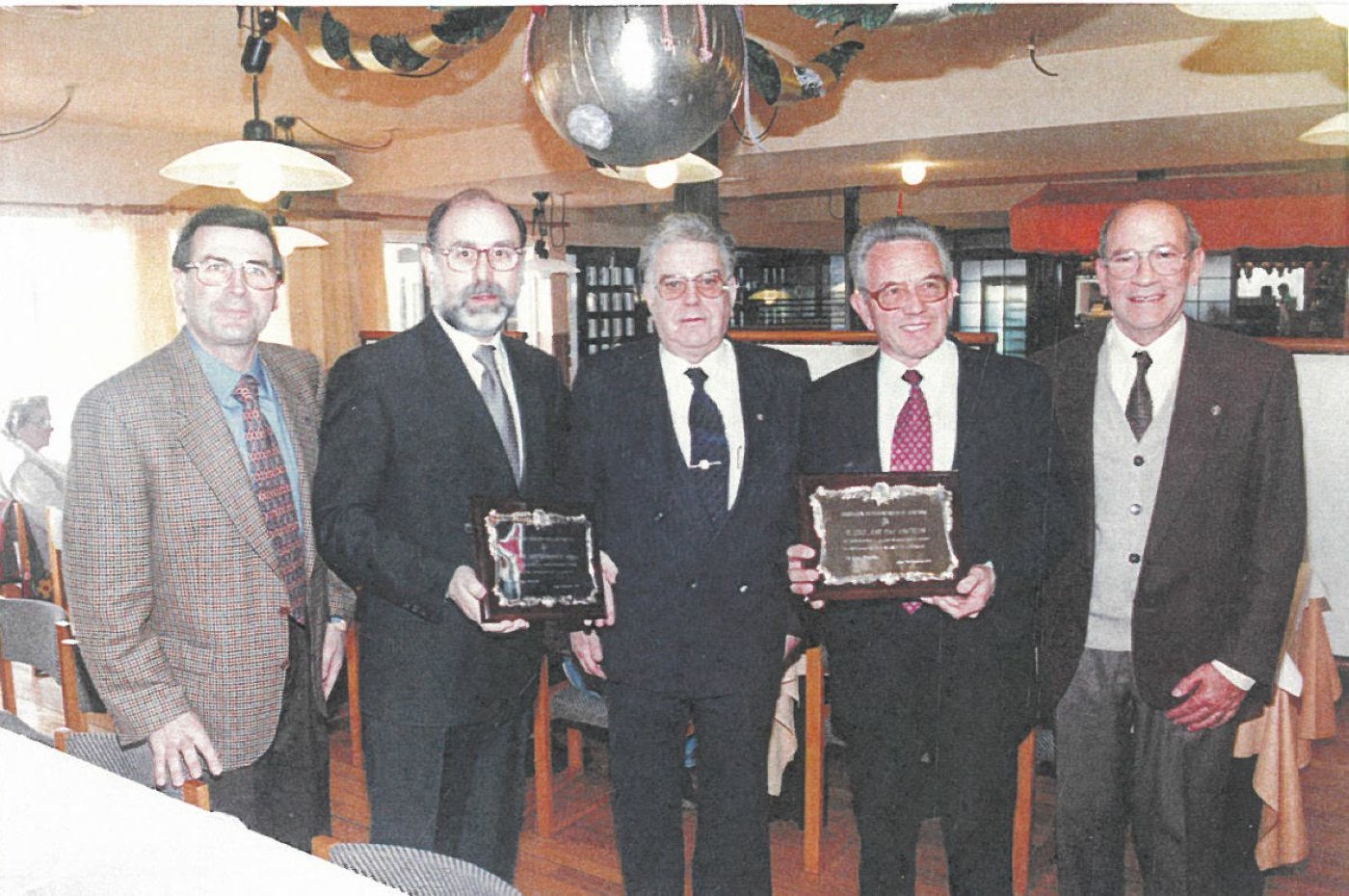 Juanjo Díaz, segundo a la derecha, recibiendo una distinción por sus_25 años de representante de comercio.