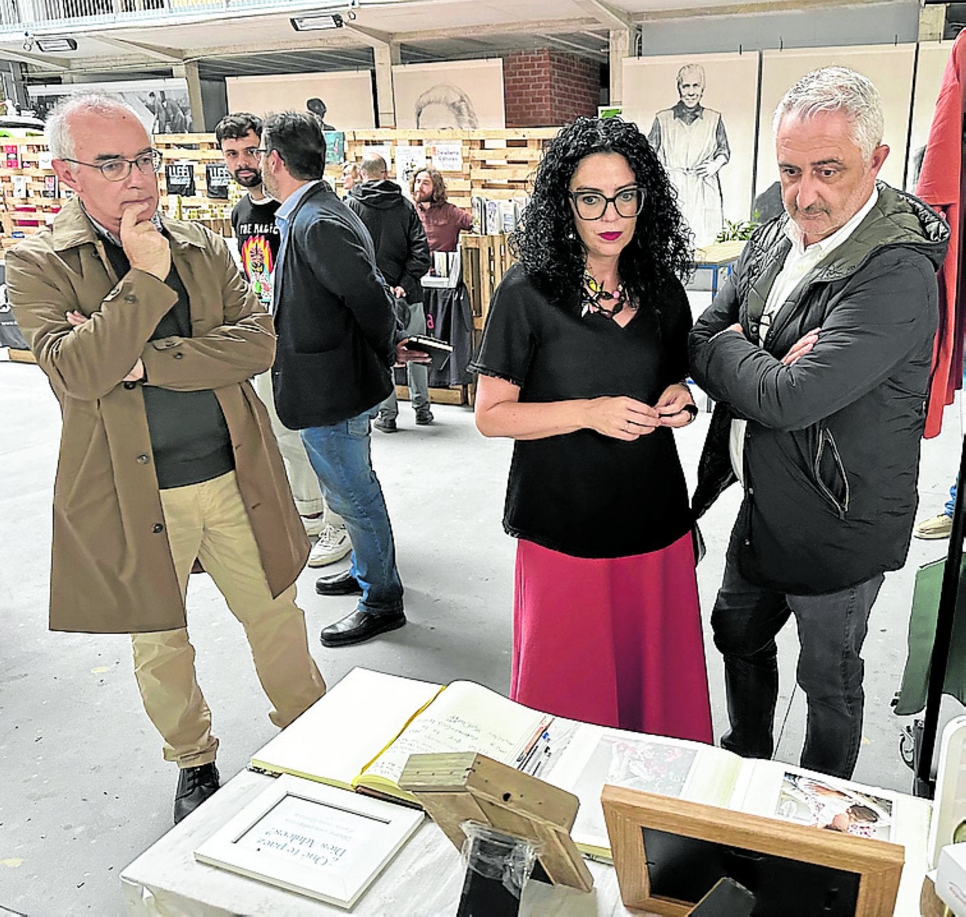 La consejera de Cultura, entre el director general de Acción Cultural y el alcalde de Carreño, en el Reguerada Fest.