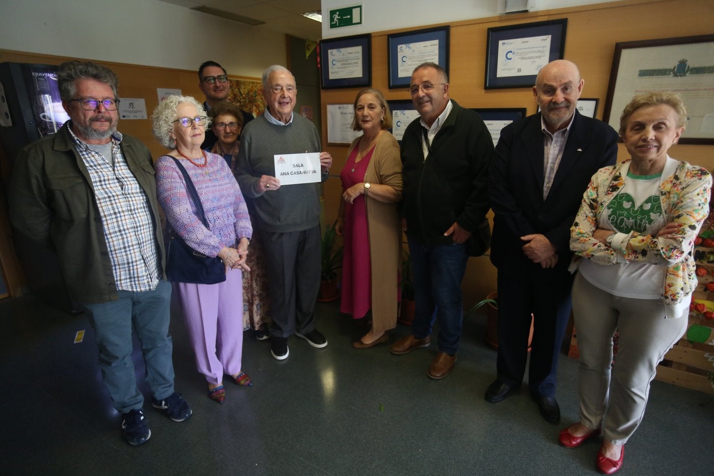 Carlos Casanueva, en el centro, con la placa de Ana Casanueva que da nombre a una sala de Afesa.