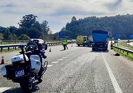 Agentes de la Guardia Civil y Bomberos, en el lugar del accidente, en la carretera AS-II.