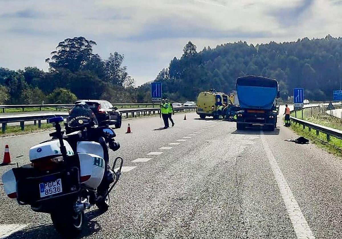 Agentes de la Guardia Civil y Bomberos, en el lugar del accidente, en la carretera AS-II.