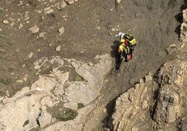 El helicóptero de Asturias localiza a un montañero que estuvo a punto de caer al vacío desde el pico Montihuero