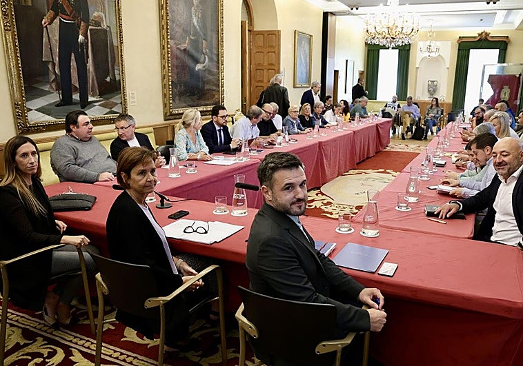 Mesa de trabajo sobre el vial de Jove, esta mañana.