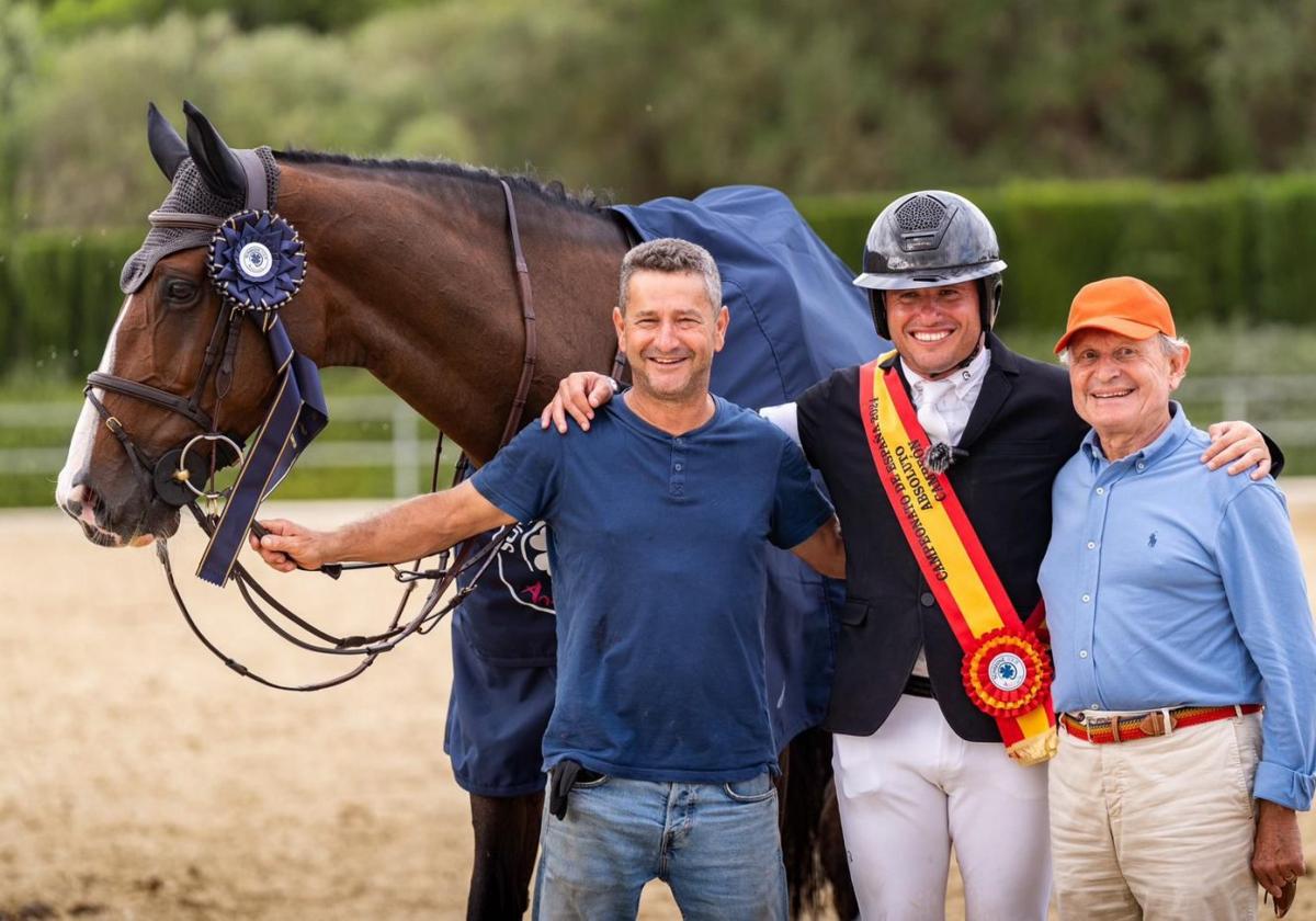 Julio Arias, entre, a la izquierda, Claudio Silveira (mozo de cuadra) y Pepe Gutiérrez (propietario), con 'Filou du Manoir', tras proclamarse campeón de España.