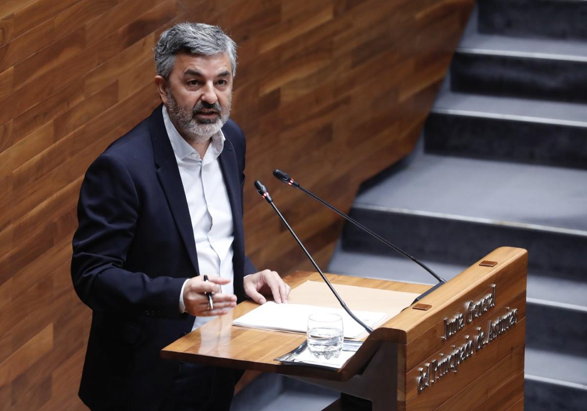 Alejandro Calvo, consejero de Fomento, en la Junta General.