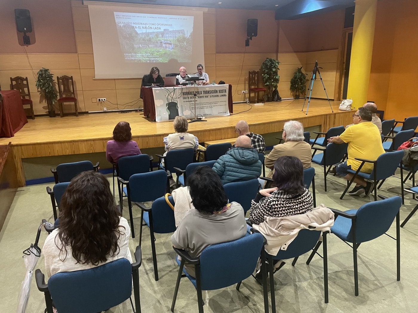 Un momento de la jornada sobre los terrenos baldíos de Langreo.