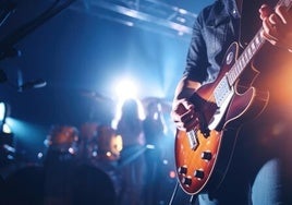 Un guitarrista en un concierto de heavy metal.