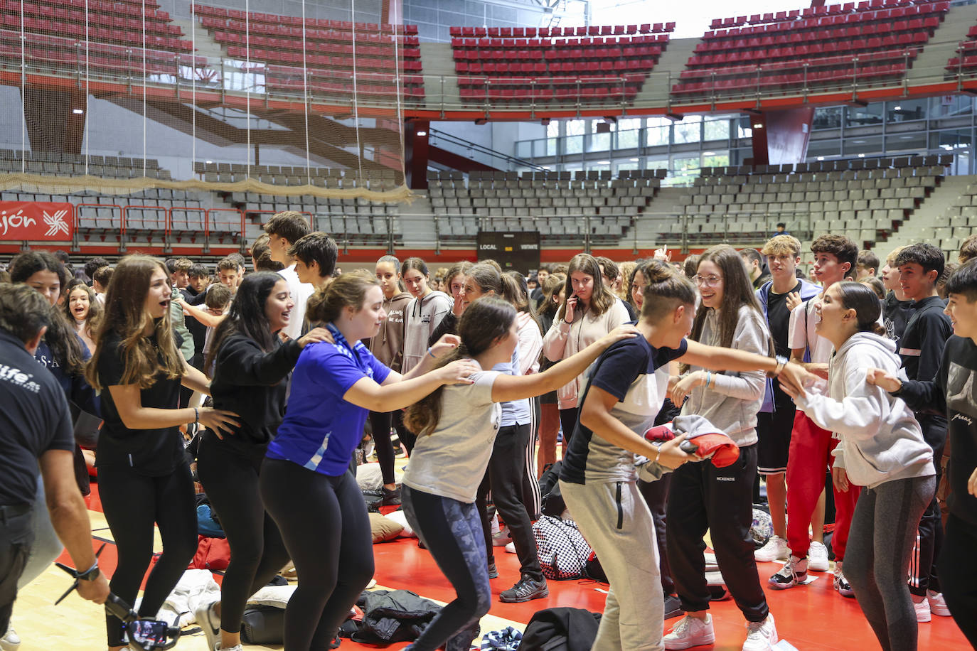 13.000 escolares baten el récord de reanimación simultánea en Gijón