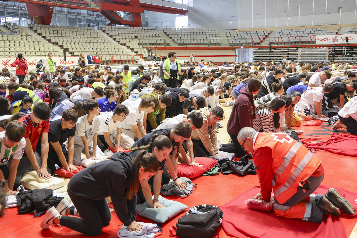 13.000 escolares baten el récord de reanimación simultánea en Gijón