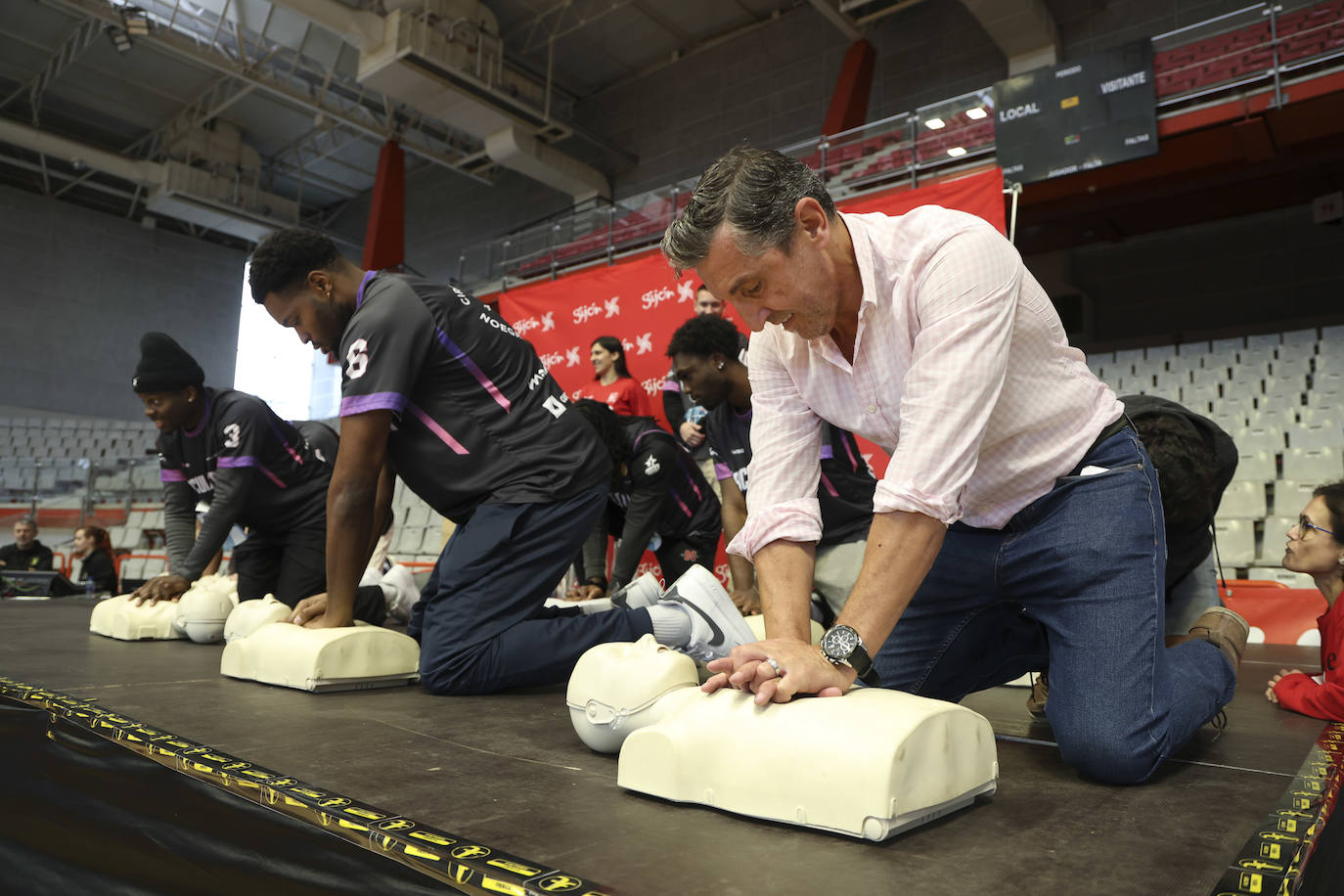 13.000 escolares baten el récord de reanimación simultánea en Gijón