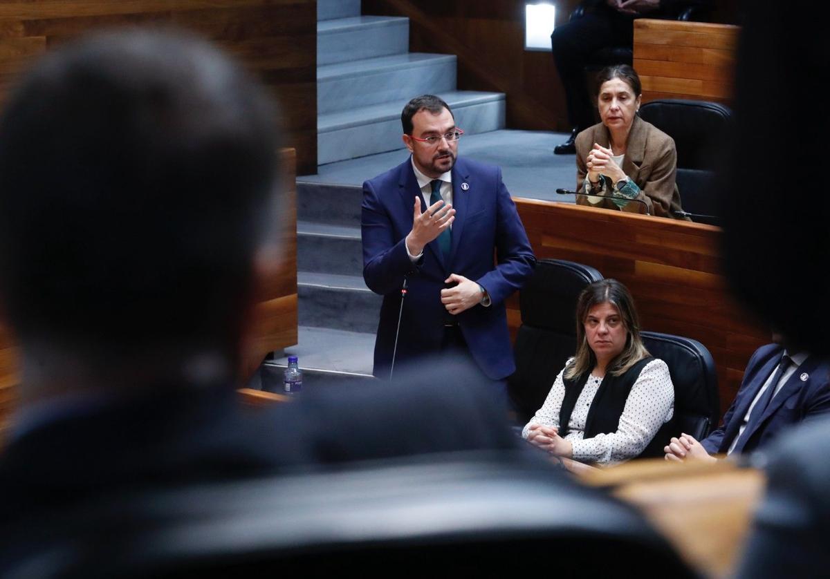 Adrián Barbón, en la Junta General del Principado esta mañana.