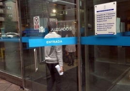 Entrada del Juzgado de lo Penal, en Oviedo.