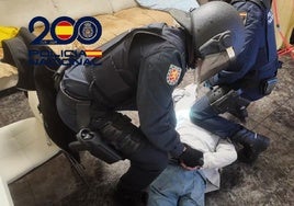 Foto: Momento de la detención de uno de los diez acusados por tráfico de estupefacientes. Vídeo: La impresionante operación policial en el barrio de La Magdalena.