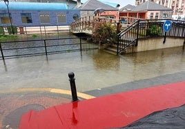 Una zona de Vegadeo, inundada por las mareas altas.