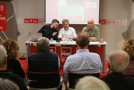 Jorge García, Alejandro Calvo y Monchu García, en su encuentro con la militancia del PSOE en Gijón.