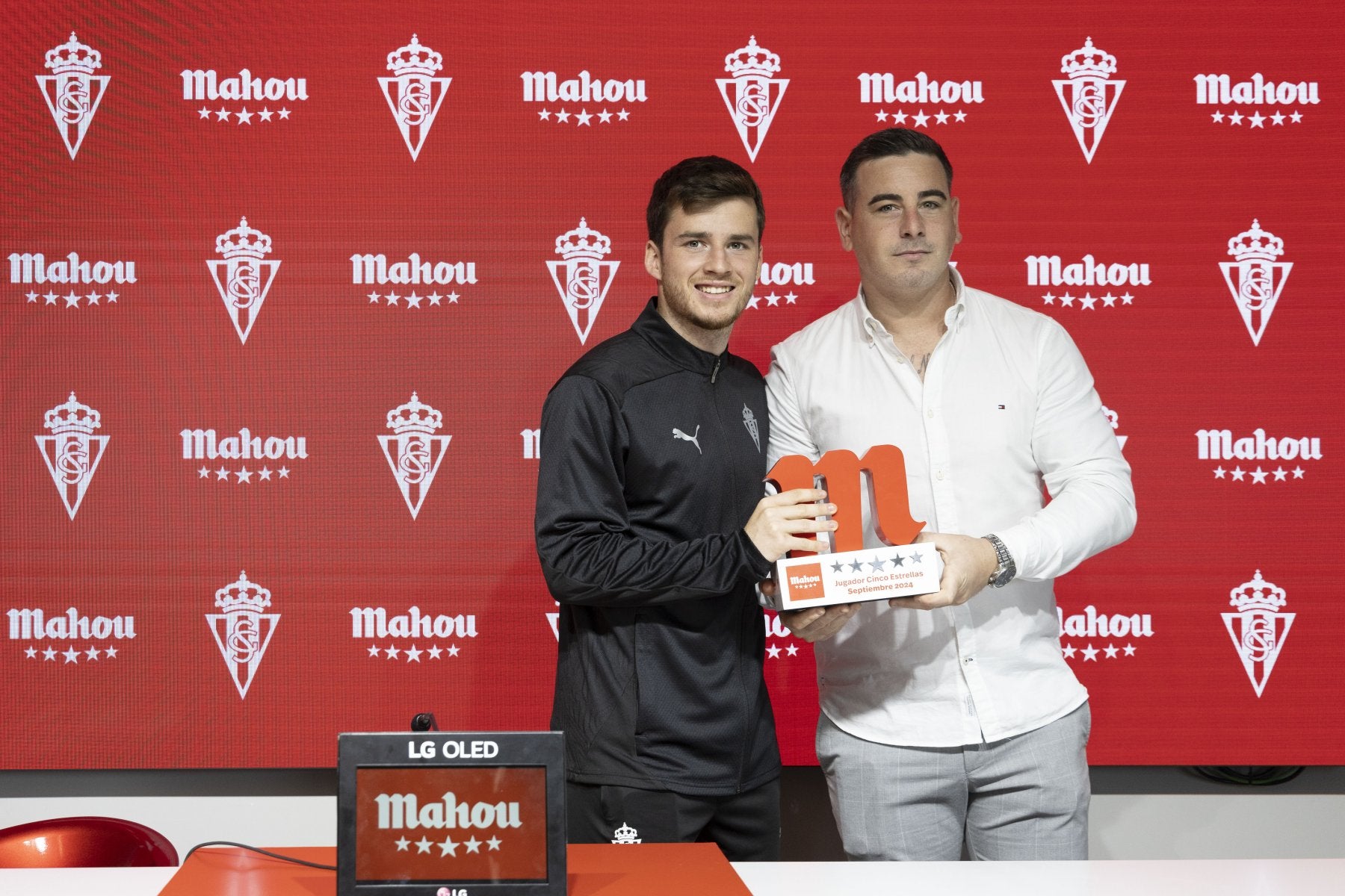 Guille Rosas recibe el Trofeo Mahou al mejor jugador del mes de septiembre de manos de Manuel Ángel Vallina.