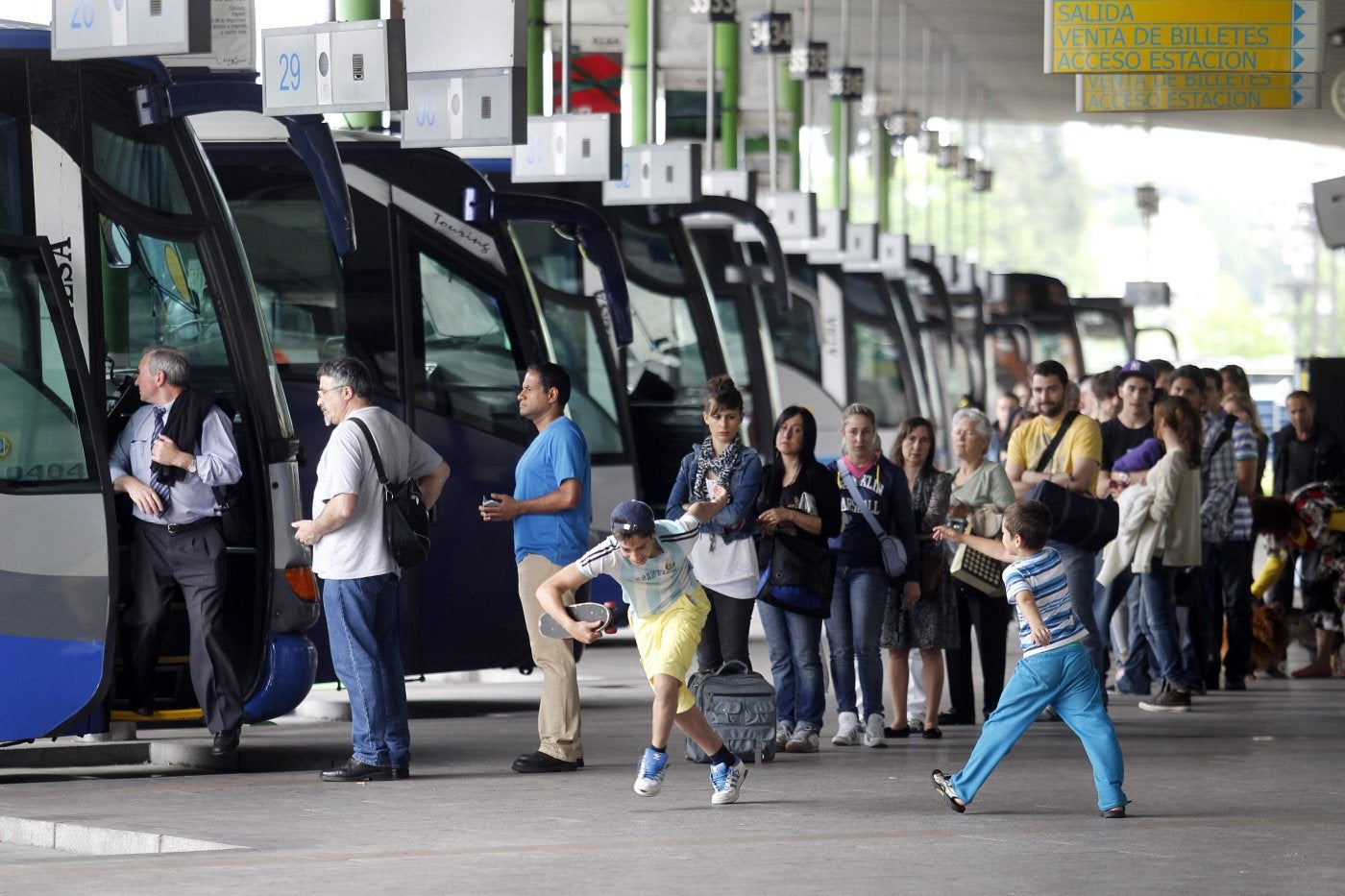 Viajeros en la estación de autobuses de Oviedo.