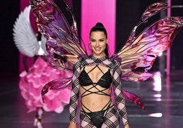 Adriana Lima deslumbra en su regreso como ángel a la pasarela de Victoria Secret