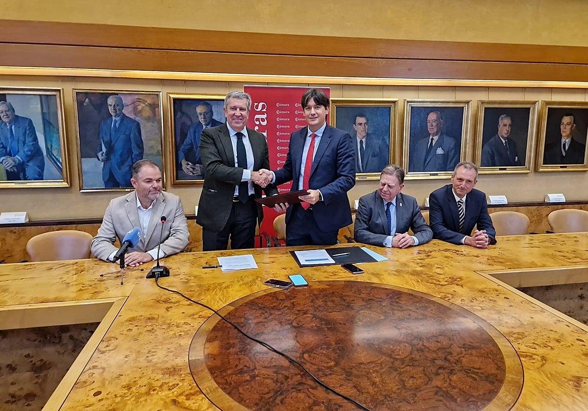 Javier Collado y Borja Sánchez se dan la mano tras la firma del convenio en la Cámara.