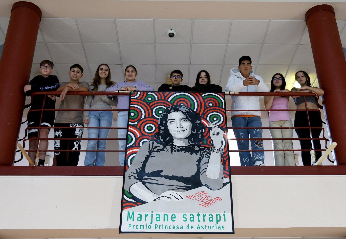 Una representación de los alumnos con el mural dedicado a Marjane Satapri.