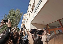 Los aspirantes al examen de RTVE, en el campus de la Complutense.