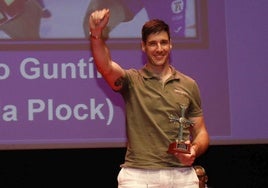 Abel Serdio, con el trofeo de mejor jugador asturiano absoluto, que recogió en la última Gala del Balonmano Asturiano.