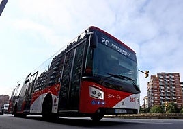 Autobús circulando en Gijón.