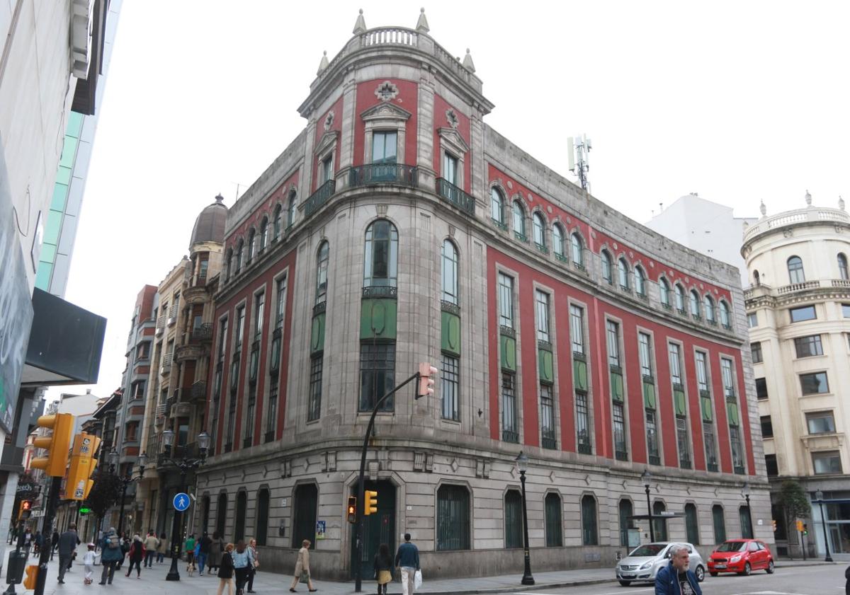 Imagen principal - Edificio sede de Telefónica; palacete de la plaza de Europa; y Palacete Monasterio.