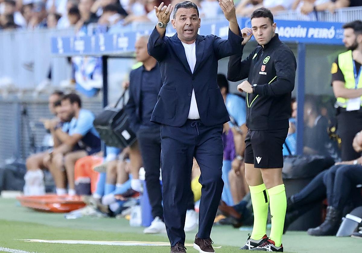 El técnico Javier Calleja hace una indicación durante el partido de La Rosaleda.