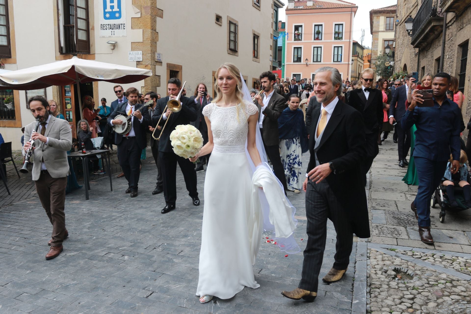 Derroche de estilo y elegancia en una boda con arraigo en Gijón