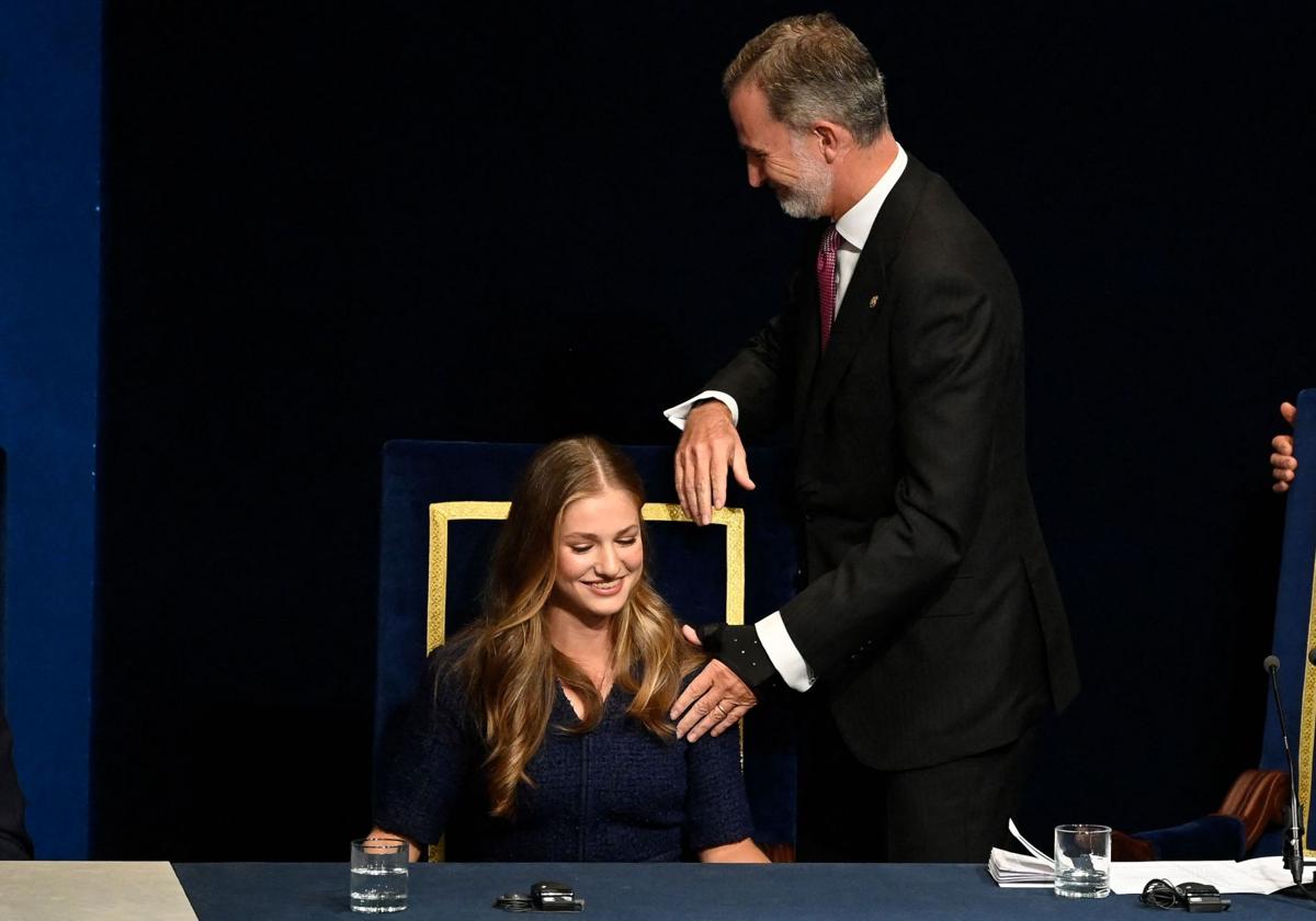 Felipe VI dedica un gesto de cariño a la Princesa Leonor en la ceremonia de los Premios Princesa de Asturias de 2023.