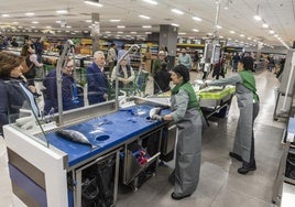 Trabajadoras de la sección de pescadería de Mercadona atienden a sus clientes.