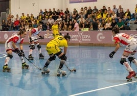 Las jugadoras Sara Roces y Nuria Almeida presionan a una rival del Vila-Sanas.