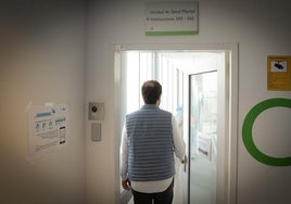 Acceso a la planta de la unidad de Salud Mental del Hospital Central Universitario de Asturias (HUCA).