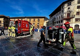 Policía Local y efectivos del SEIS, en la zona del coche volcado.