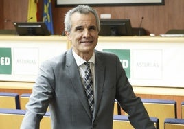 Juan Carlos Menéndez Mato, en el salón de actos de la sede de la UNED en Asturias.